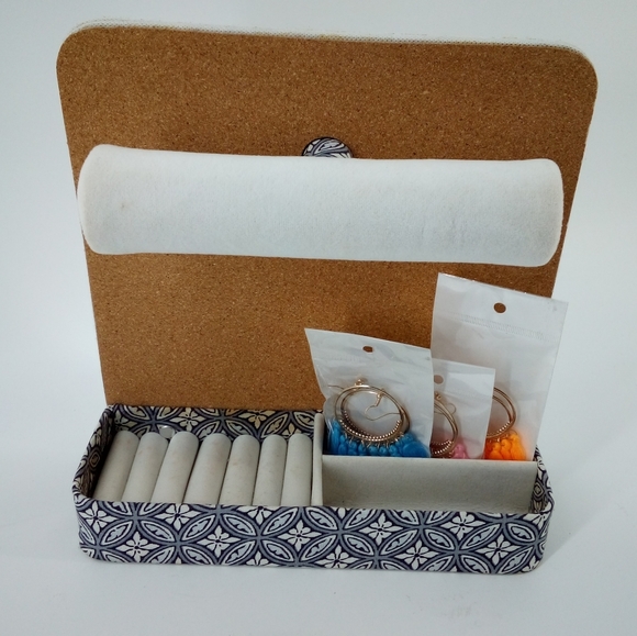 Jewelry Stand w. 3 New Pairs of Colorful Fringe Earrings - Picture 4 of 16